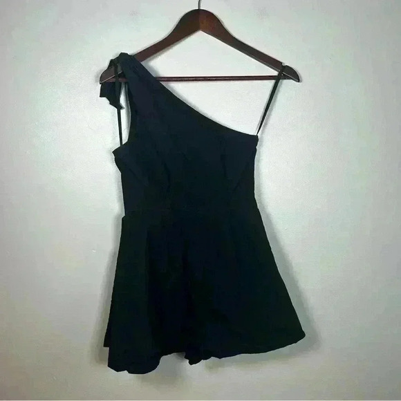 Urban Outfitters Black One Shoulder‎ Romper - Picture 4 of 4